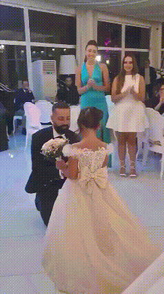 不知道这是电影，是段子，是宗教仪式，亦或者是真实的结婚仪式！但看到社交媒体上吐