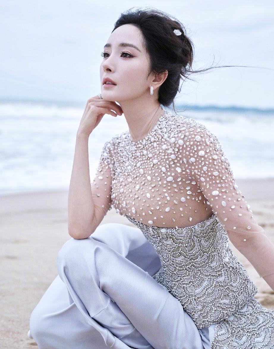 不吹不黑，杨幂这一身总觉得有些怪异，不是说她身材不好，那是太好了。所以反