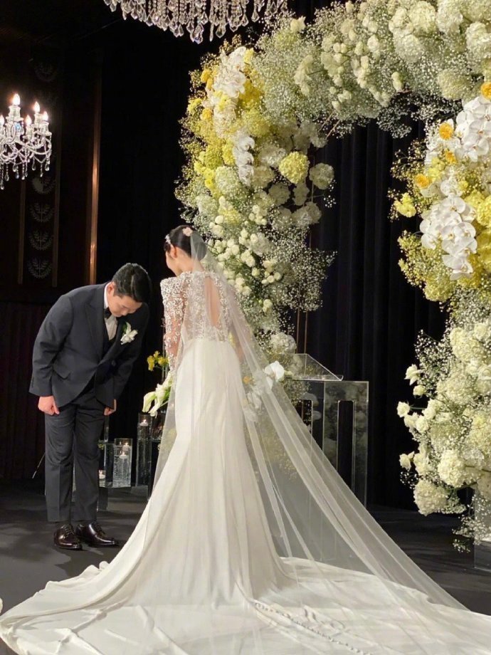 “今天看到一句话觉得挺有道理:结婚的底线是婚后的生活比单身好”​​​​