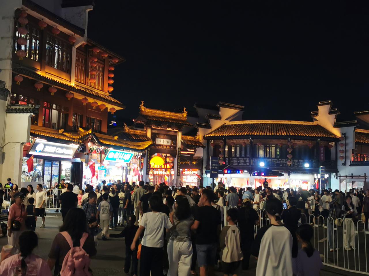 烟笼寒水月笼沙，夜泊秦淮近酒家。商女不知亡国恨，隔江犹唱后庭花。十一假期上千万游