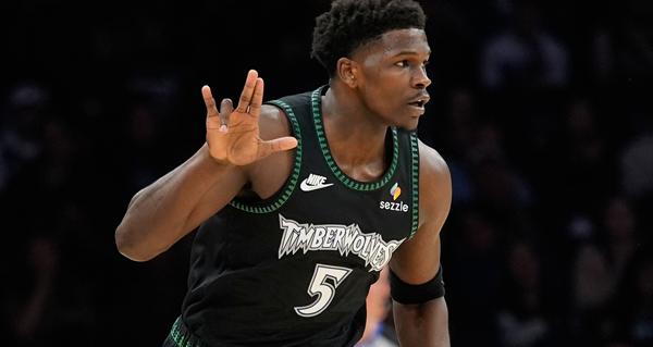 安东尼·爱德华兹正在向“全职控卫”转型，森林狼也随之放弃传统控卫体系。在周三以1