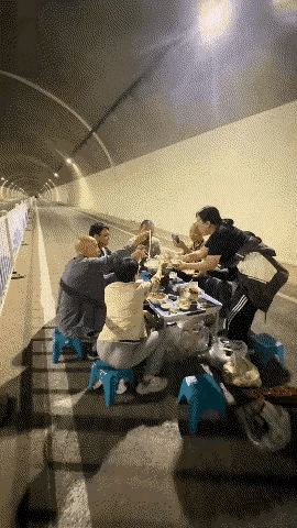 隧道里烫火锅，谁的主意？