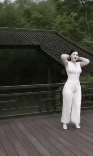 身材一流的微胖女孩子，这虽然是有Ai成份，但不得不说，台上一分钟，台下十年功。