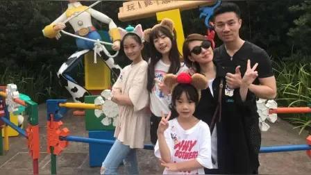 5月12日母亲节，S妈黄春梅一袭香槟色旗袍晒出全家福，小S搂腰贴脸献吻，大S穿o