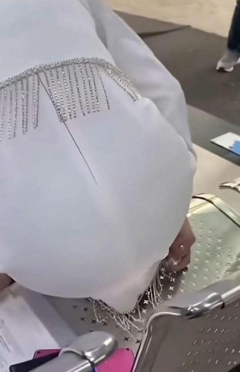这谁设计的椅子呀，这下可尴尬了？