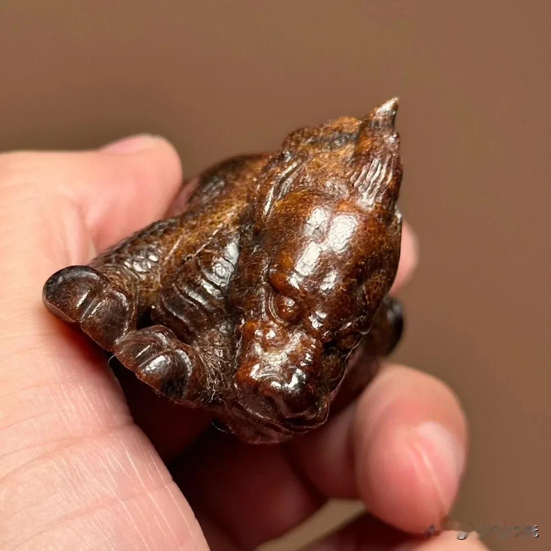 私人收藏的一款老犀角雕瑞兽，颜色古朴棕黄，皮壳氧化老熟，有盈盈的角质光泽感。瑞兽