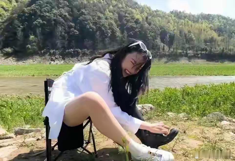 宋祖儿咋老爱露脚，难道她这双脚真的很好看吗？​​​