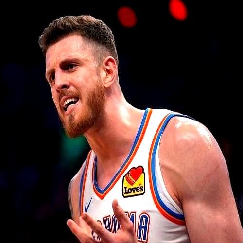 我跟你说个邪门的事儿。雷霆那个叫哈腾的中锋，人家专门在内线顶着两百多斤的