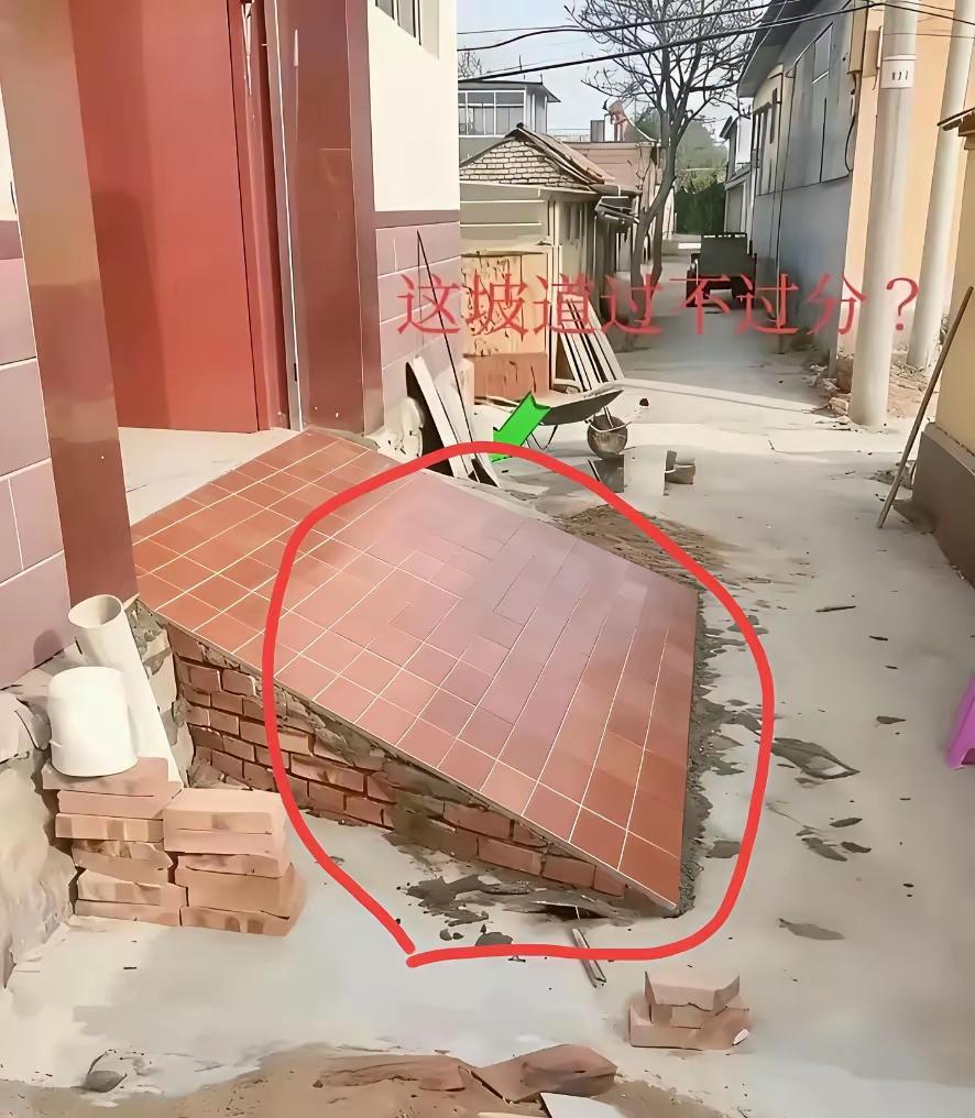 想不明白，这门口斜坡粘贴瓷砖干嘛用，不怕雨天路滑吗？