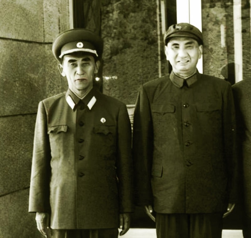 1975年，处处受困的四位首长夫人接受邀请，赶去西北游览散心。军区司令杨勇上将热
