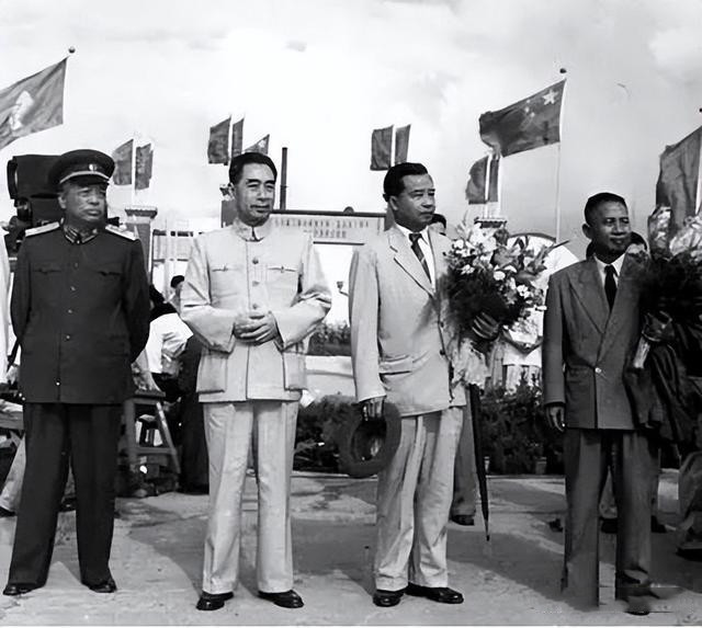 1956年8月，周恩来与彭德怀在北京机场迎接老挝首相富马亲王访华。周总理当时是国