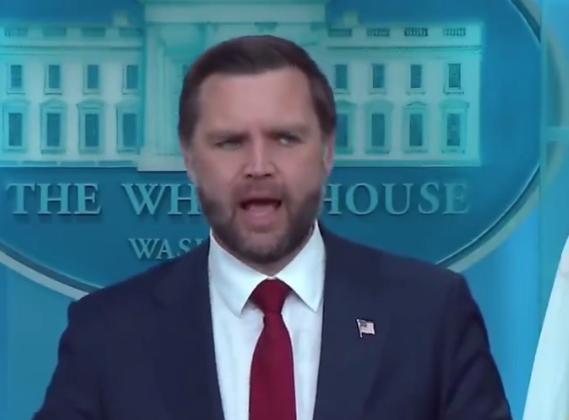 美国副总统万斯公开发飙：滚9月10日，美国副总统万斯公开发言时，一名抗议者在