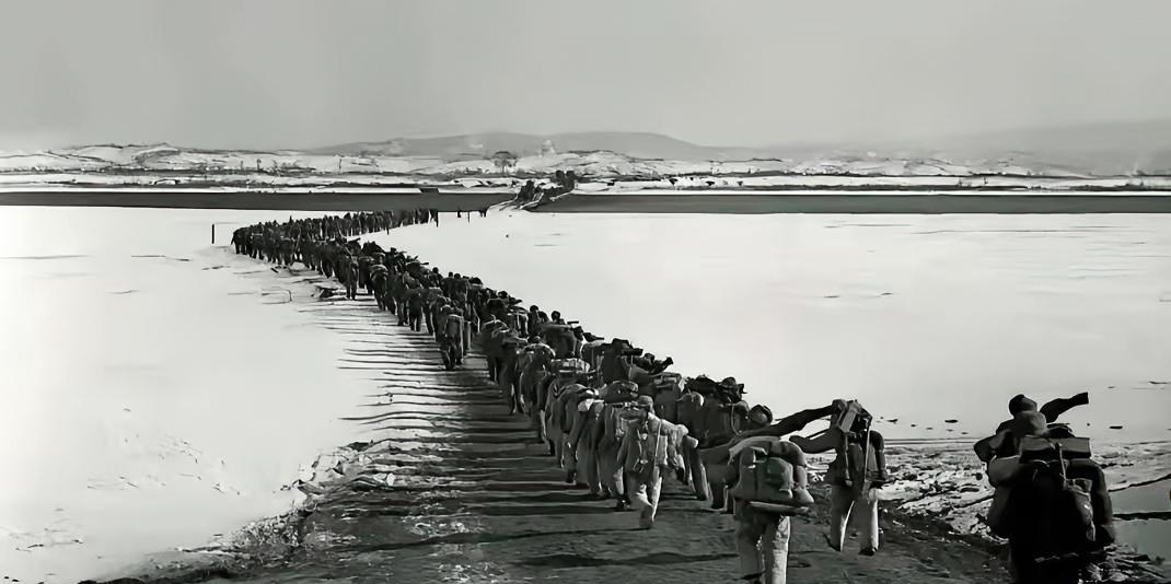 长征红军过草地时，他们几个伤兵落在了大部队后面，为了追赶大部队，他们不敢休息，日