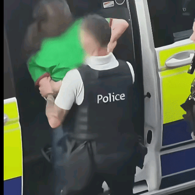 部分小仙女可能要西药治疗，西药见效更快，一位被国外警方双手反绑的小仙女还想跟警察