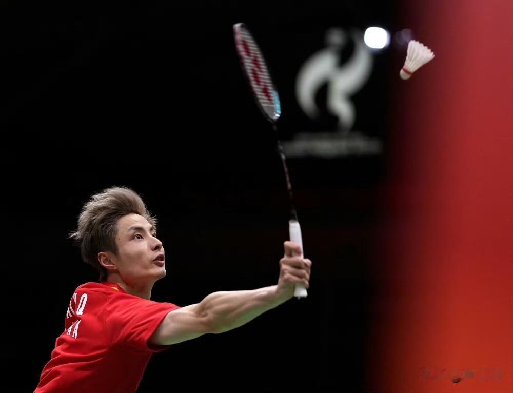 不愧是团体赛战神！石宇奇2-0横扫世界第一乔纳坦，取得亚运会3连胜，为国羽男团在