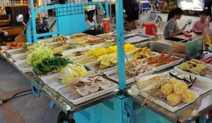 内蒙古包头，刑满释放人员赵某摆摊时和张某发生争执，张某抓住赵某的衣领打了他三拳，