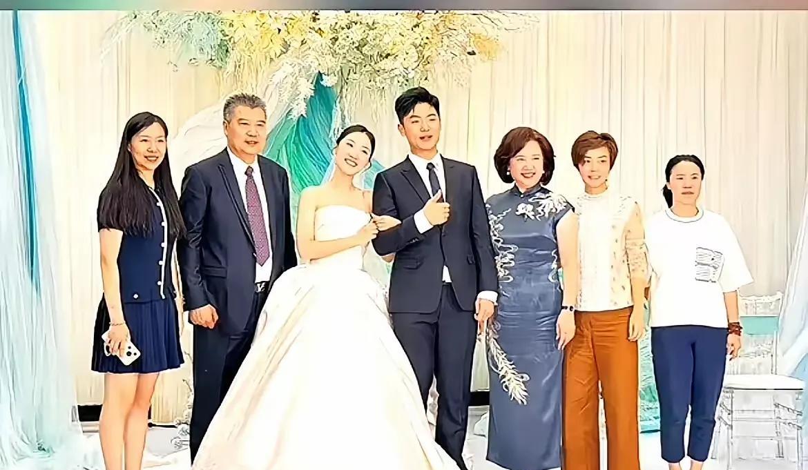 王楠这套衣服，我估计一定价值不菲。不知道是什么品牌。还有那个平底鞋，看似很普通，