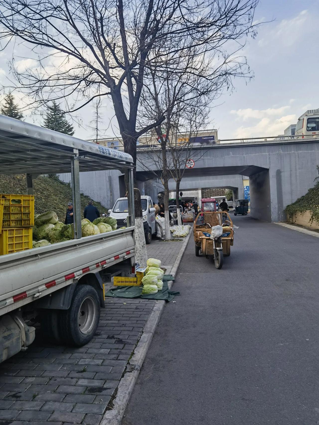 看看西安太华路立交桥下景色，一片繁忙