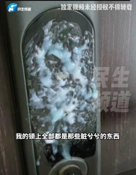 河南一女子在睡梦中听到有人敲门，紧接着对方又开始输入密码，密码一直提示验证错误，