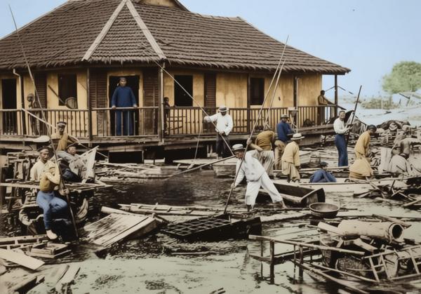 1931年，武汉大水灾过后，后湖地区居民在废墟中抢救财物。洪水退去后，后湖一带的