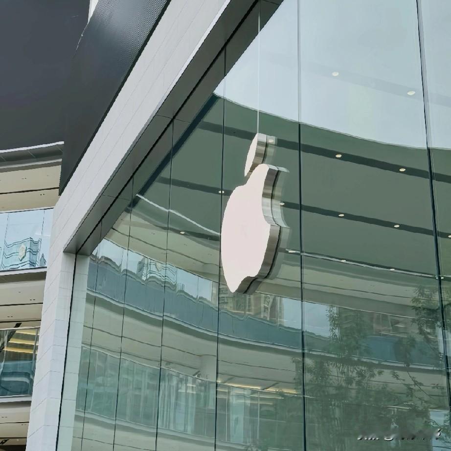 朋友的iPhone16只有81%的电量，陪她来店里面换电池，售后说必须低于80%