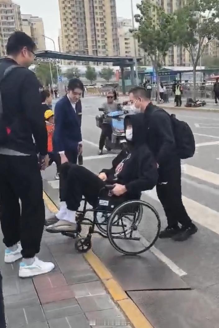 小曾坐轮椅抵京，稍后会去积水潭医院检查。另外，所罗门因为崴脚，走路也是一瘸一拐的