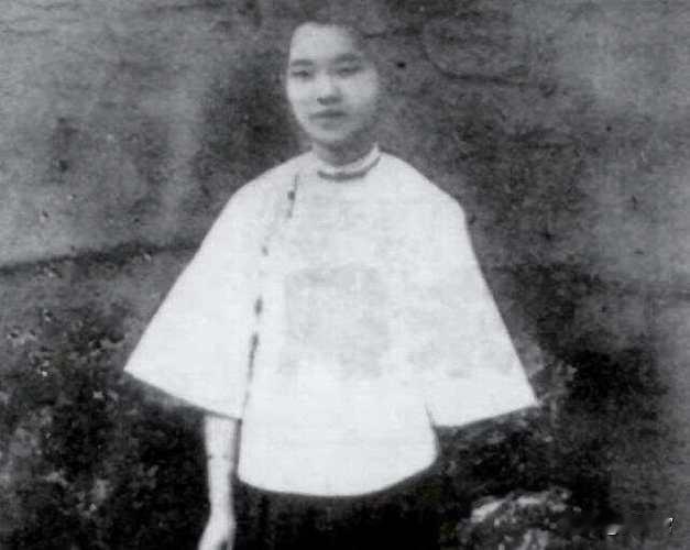 1950年，吴石被捕前，把保姆林阿香叫到书房，拿出2根“小黄鱼”，对她说：“阿香