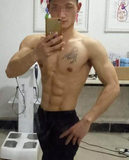 小伙瞎练三个月, 练出八块腹肌和胸肌! 你们会相信这是真的吗?