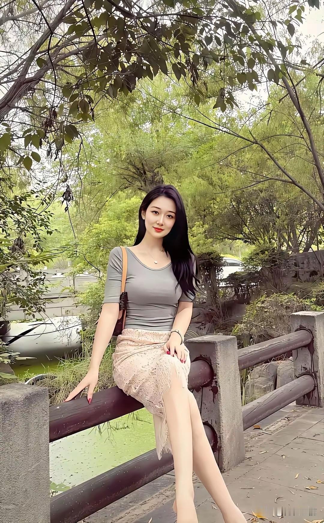 夏日绿意中，优雅的裙摆随风起舞。