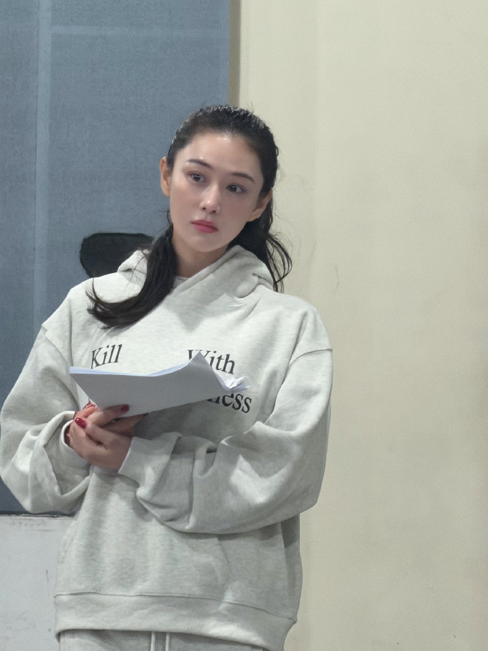 张馨予话剧排练张馨予学姐排练室里的每一个认真瞬间，都是学姐成长的印记，这份踏实与