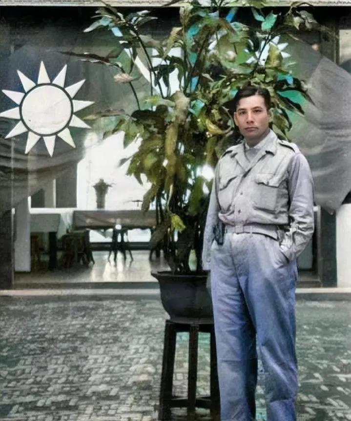 这是1940年，张灵甫一张罕见的“生活照”，镜头中的他留下偏分头，一手插兜，看起