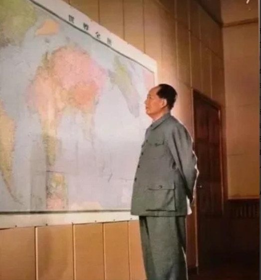 1969年7月，毛主席问高碧岑：“中国北临苏联，南临印度，东临日本。如果他们联合