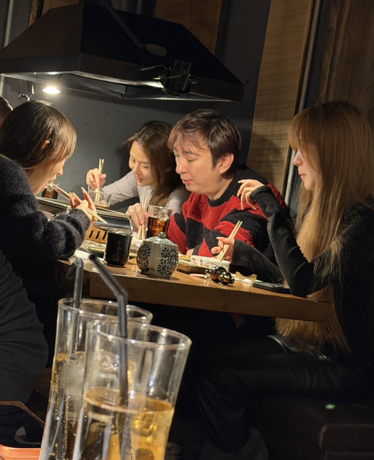 37岁王思聪在日本一家酒居屋吃烤肉，身边美女环绕，他看起来胖了不少，脸好圆润，侧