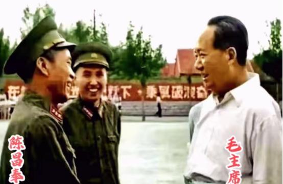 1958年济南军区，毛主席遇见长征时的老警卫员陈昌奉，久别重逢，陈昌奉紧紧握着毛