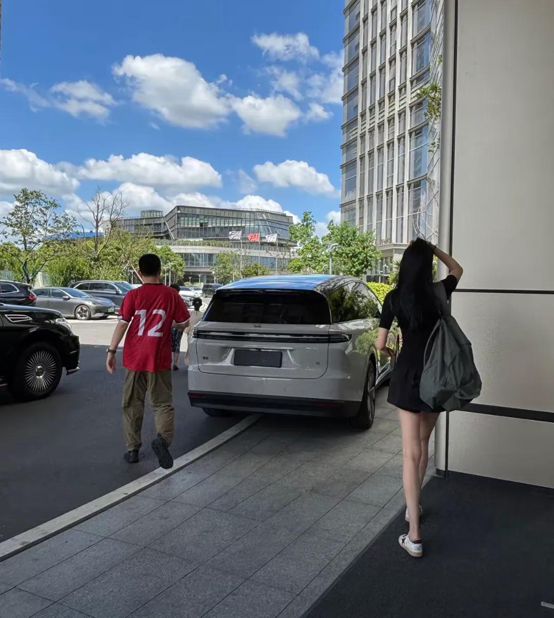 李想开着理想i8带着老婆去看球赛，让无数中年男性朋友嗷嗷叫！大家尖叫的这么大的公