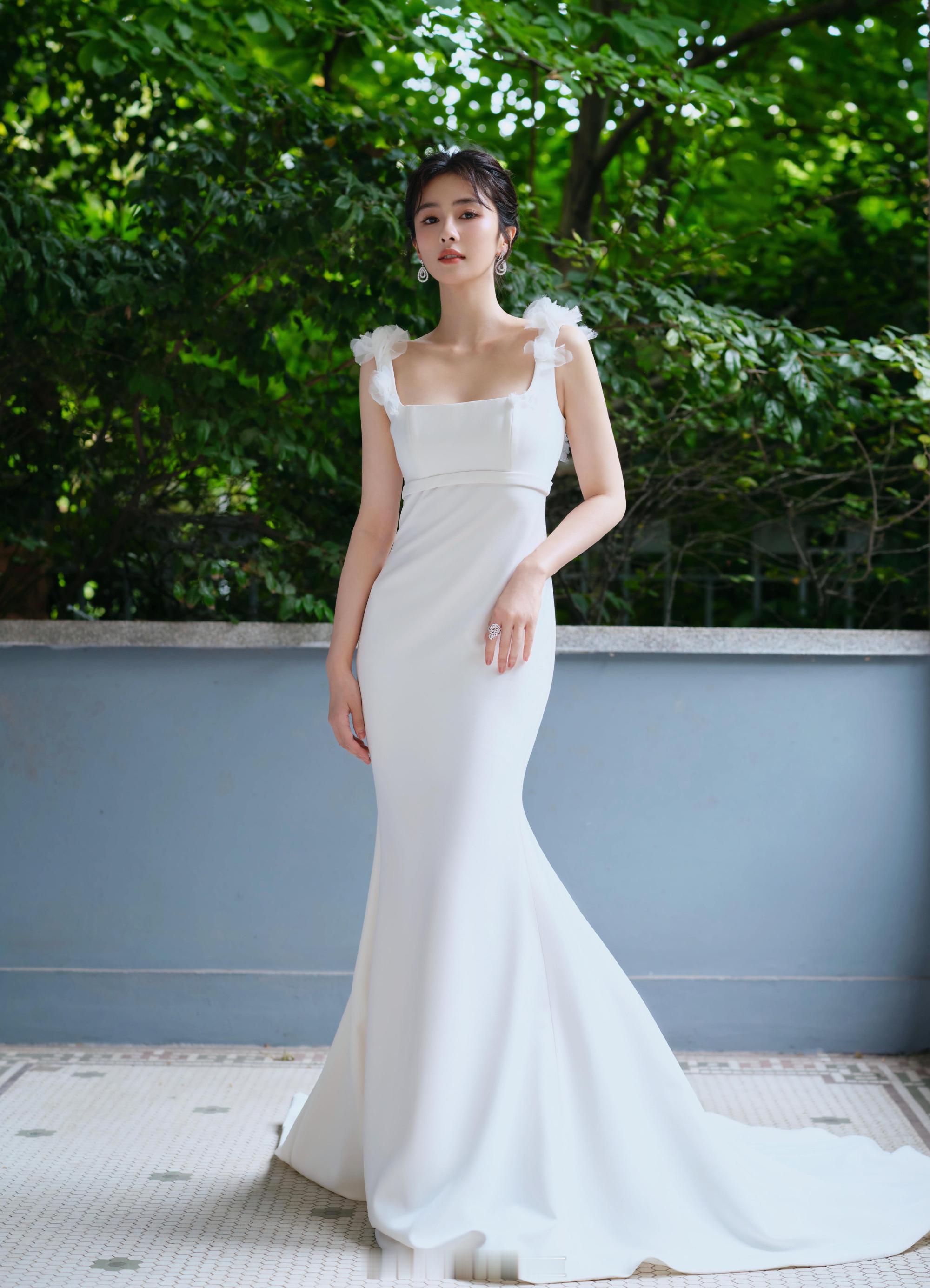 白鹿白色花朵长裙