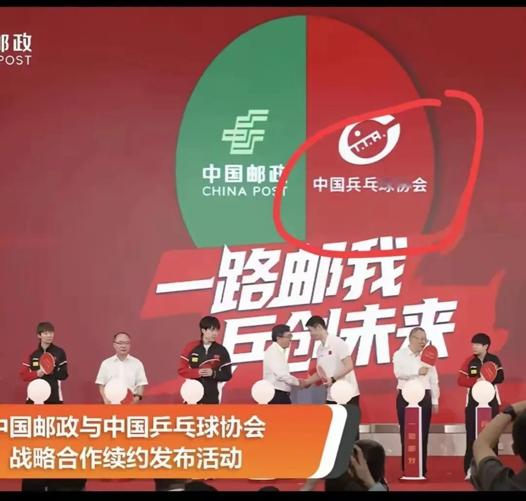 中国邮政大乌龙！这下尴尬了！这是谁家做的背景海报，负责的人得挨批评了！这种大