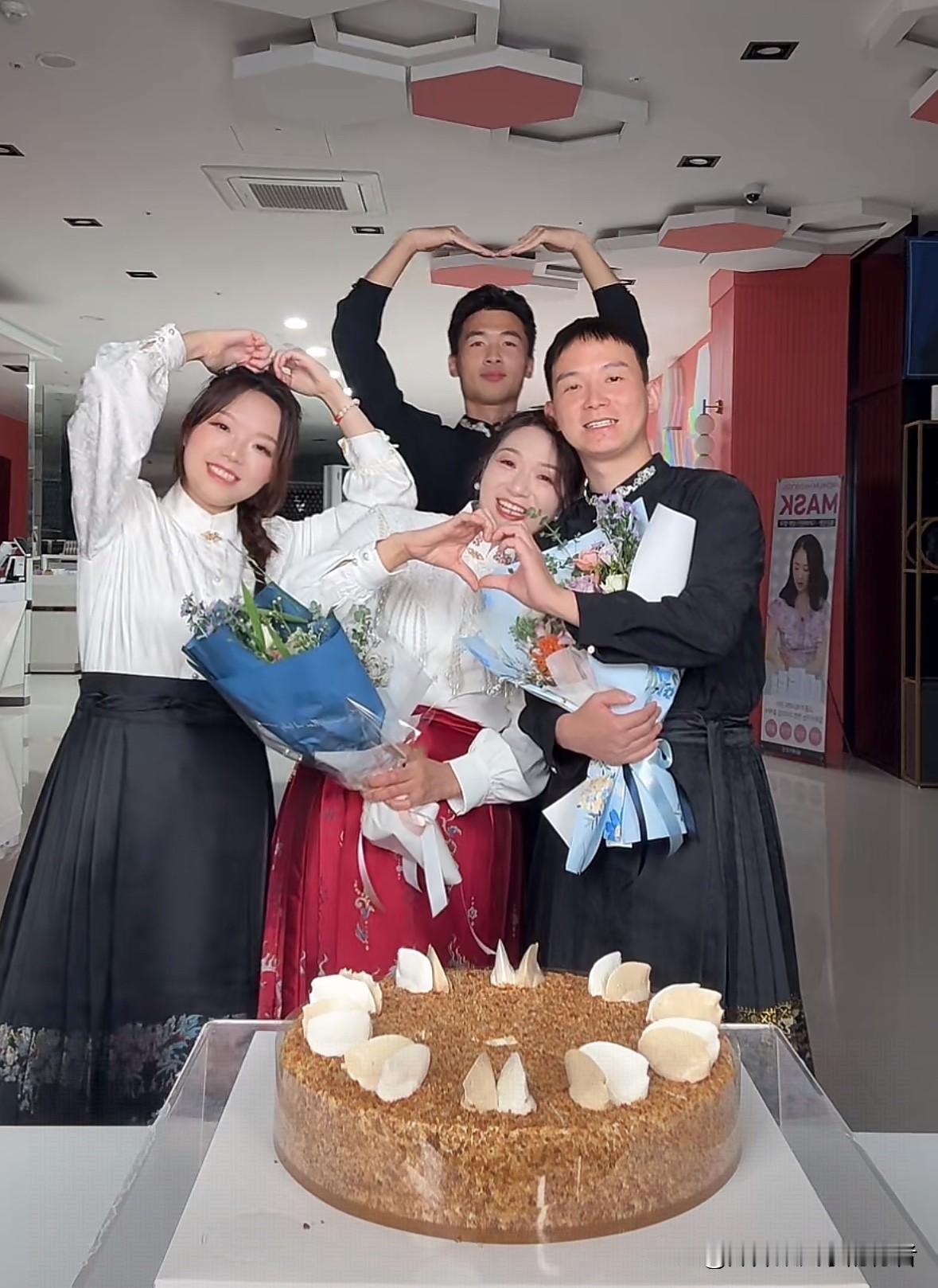今天是谢浩男的妈妈许健华的生日，她在韩国直播带货的时候，同步度过了这个特殊的生日