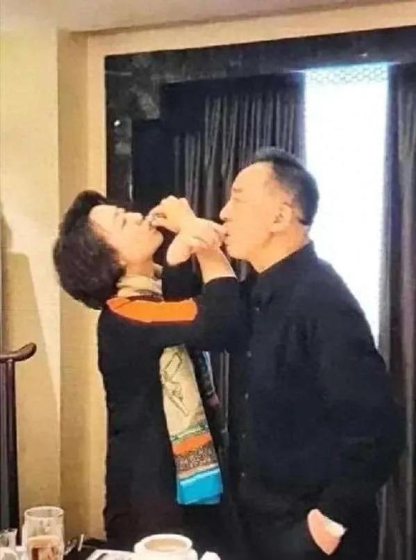 不管是闹着玩，还是表演给酒朋看，这种行为确实不严肃，不文明，不雅观，庄重讲究人，
