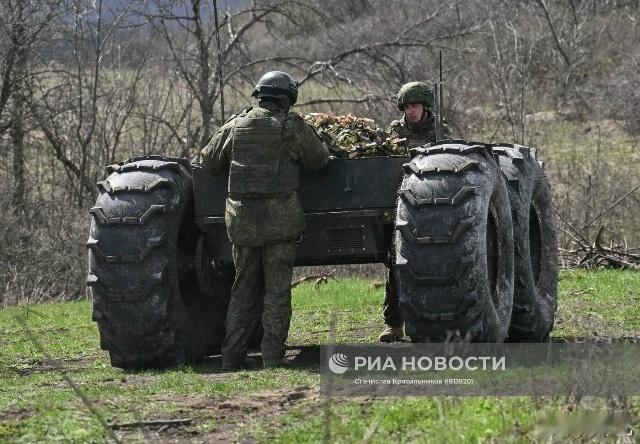 在哈尔科夫方向，发现了俄罗斯新型机器人系统“穿梭机”，该系统在前线危险地区为俄军