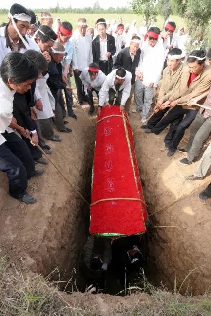 昨天村里一个老人去世了，今天一大早就拉着棺材去一百多里地以外的县城火化。今天