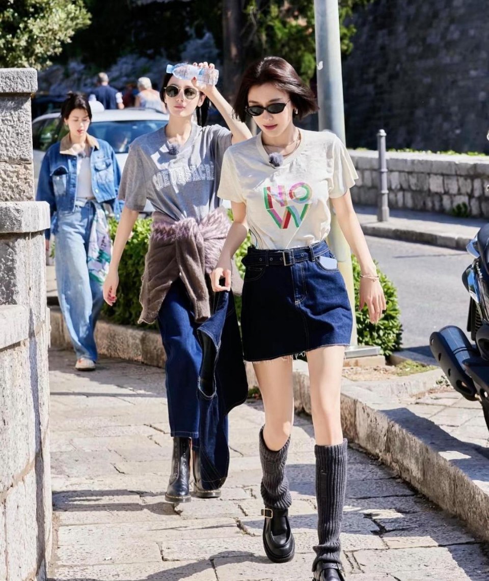花儿与少年姐姐们的旅行穿搭真的太养眼了，不用追求多华丽，舒服上镜才是王道。​​