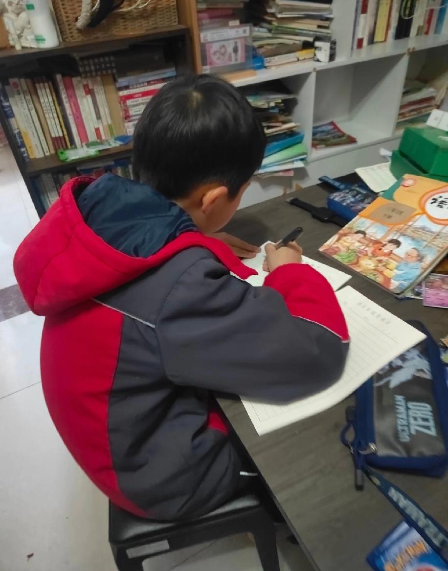 真的被现在的小学生教育逼到崩溃💔家有三年级娃，熬到十一点作业还没写完，让他睡不