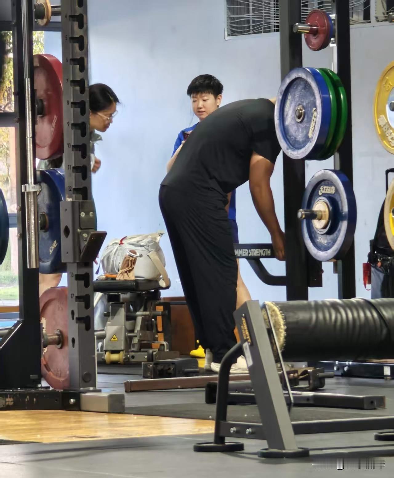8月24日，终于见到了新鲜的莎莎，仔细看，莎莎瘦了不少呀，身材纤细了，