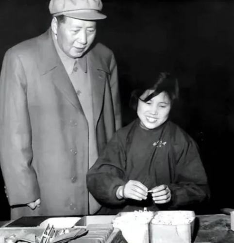 1958年，毛主席临时到访沈阳小型开关厂。24岁怀孕女工苏玉春看见后，起身大