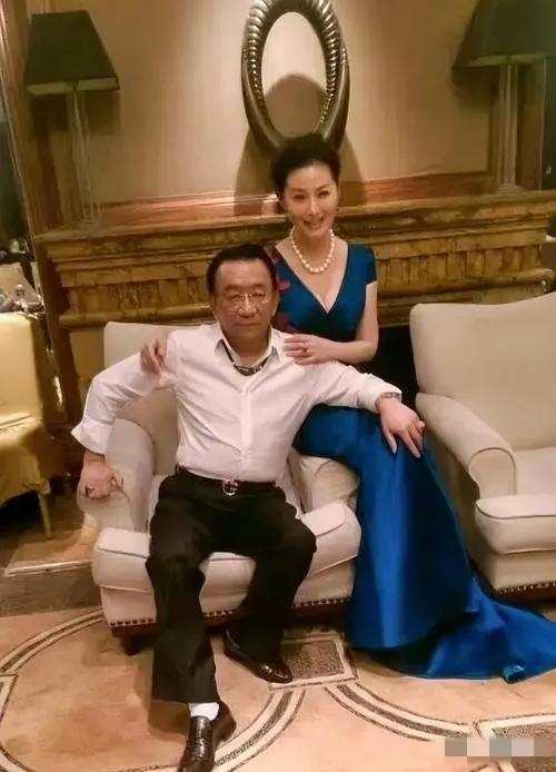 瞧，这张照片侯耀华简直是拍出了大哥的气势哈！身后的美女怡颜悦色，腰若约束，嫣然若