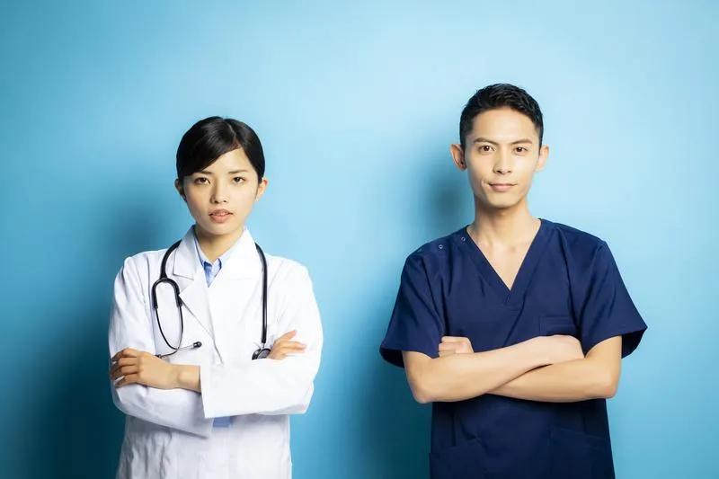 4+4办学很正常!985大学的本科生选错专业，想去临床医学，给机会。因为协和医