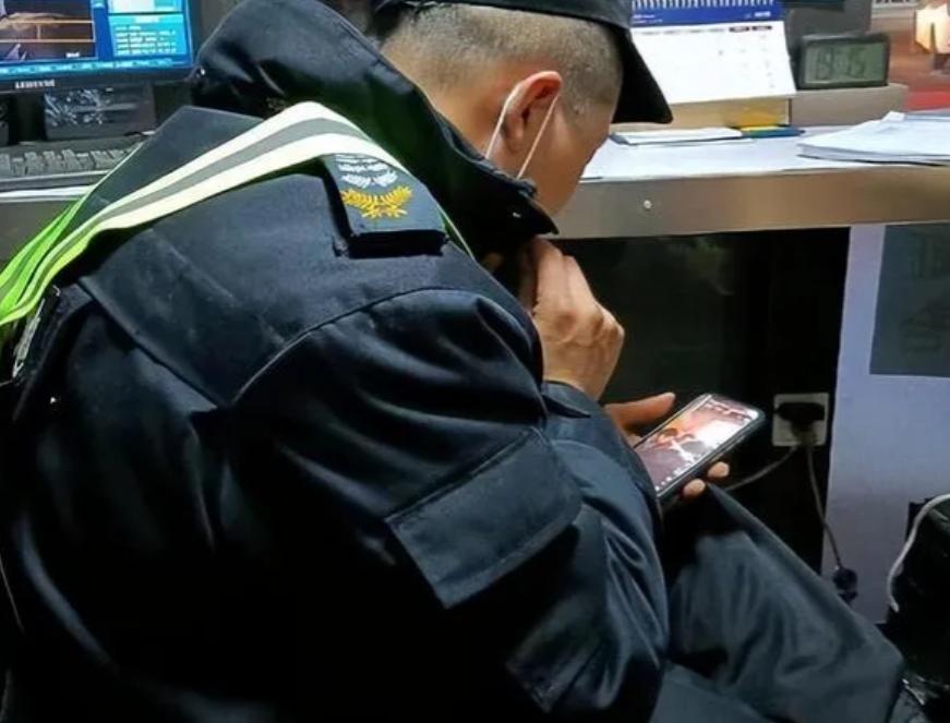 浙江杭州，两名保安夜间地下车库巡逻，偶遇车内男女，对方支付400元希望私下了