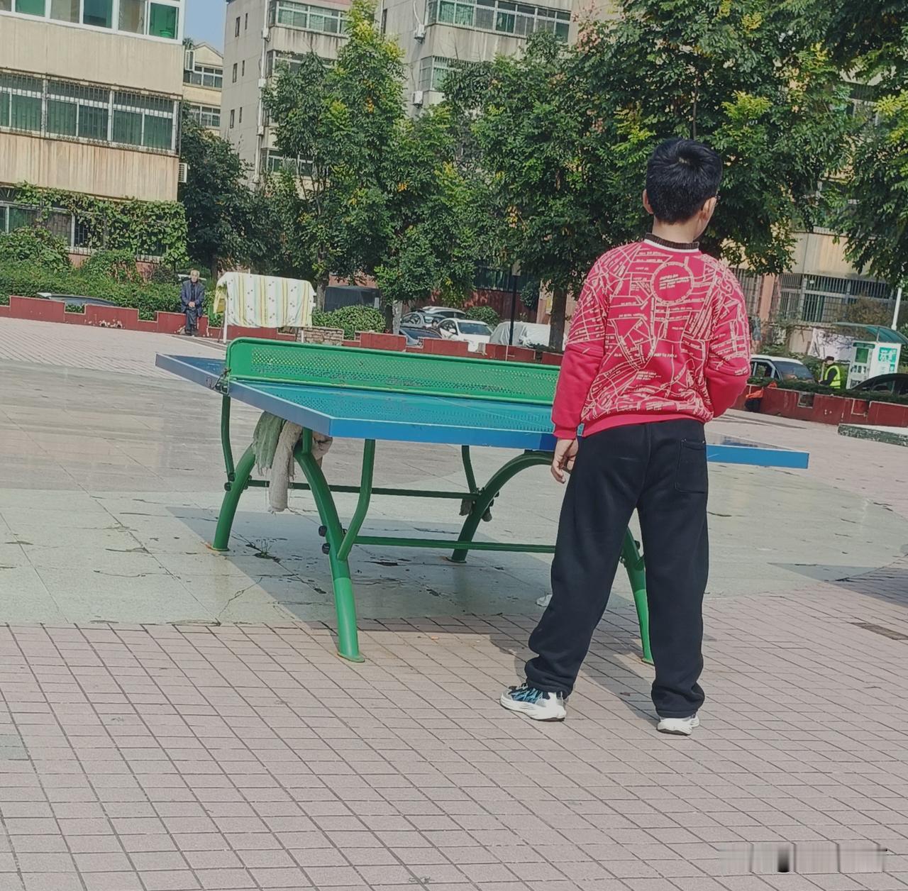 大家发现了没有现在小学生戴眼镜近视太多了，我孩子上五年级，一个班52个孩子有一