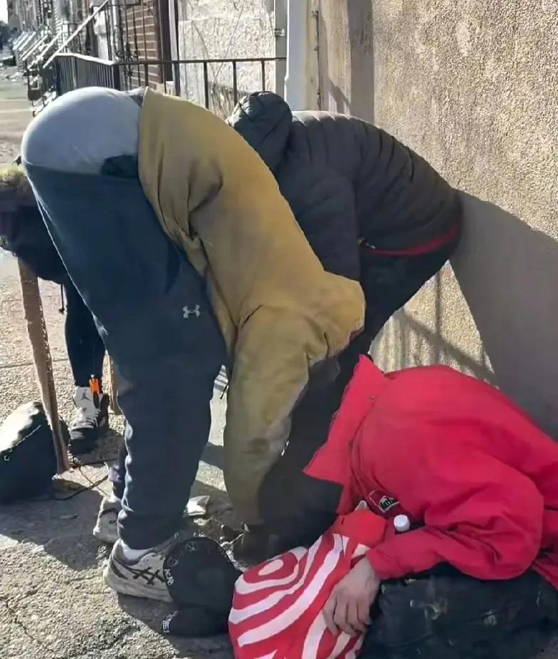 美国斩杀线以下的人群，有两点很不理解：1、流浪汉能够理解，但是为什么大部分流